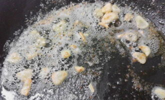 Pel en snipper twee teentjes knoflook. Verhit een beetje boter in een koekenpan, fruit hierin de knoflook gedurende 30 seconden en verwijder deze.