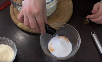 Voeg een beetje kristalsuiker en vanilline toe aan de dooiers op een bord en wrijf grondig totdat de zoete kristallen oplossen.