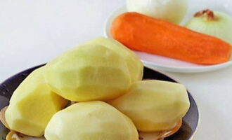Schil en spoel aardappelen, uien en wortels. Schil en spoel aardappelen, uien en wortels.