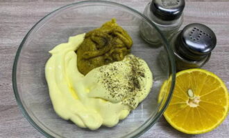 För dressing: i en djup skål, blanda majonnäs, senap, salt, mald peppar och citronsaft.