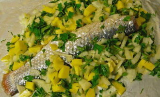 Maglagay ng patatas na may mga pampalasa sa paligid ng isda.