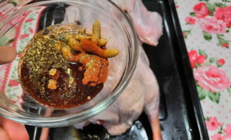 Meng in een aparte kom de marinade-ingrediënten aangegeven in het recept tot een gladde massa. Wij voegen geen zout toe, aangezien onze sojasaus zout is. Meng in een aparte kom de marinade-ingrediënten aangegeven in het recept tot een gladde massa. Wij voegen geen zout toe, aangezien onze sojasaus zout is.