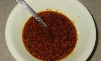 Vi tillsätter även kycklingkrydda, salt och peppar i dressingen och blanda.
