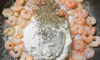 Doe de garnalen in deze hete en gearomatiseerde olie, voeg er room aan toe en voeg naar smaak zout, zwarte peper en droge kruiden toe. Meng deze ingrediënten.