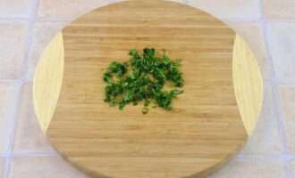 Separeu les fulles de julivert de les branques i piqueu-les finament.