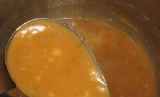 Doe vervolgens de tomatenpuree/saus en de kristalsuiker in een hittebestendige kom - proef en voeg eventueel zout of peper naar smaak toe. Laat 15-20 minuten sudderen.