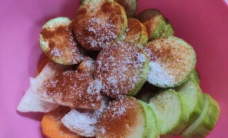 Lägg alla de förberedda grönsakerna i en djup behållare, strö över paprika och salt och rör om för att fördela kryddorna jämnt.
