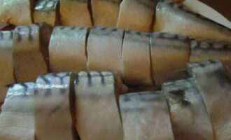 Tiếp theo chúng ta cắt thân thịt thành từng miếng. Tốt nhất là cắt chúng dày hai cm.