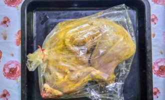 Col·loqueu la carn en una màniga de forn, lligueu-la pels dos costats i poseu-la en una safata de forn. Poseu el conill al forn a 230 graus durant 60-90 minuts (el temps pot variar segons l'edat de l'animal, així com la potència del vostre forn).