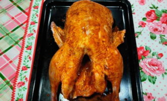 Wrijf het karkas grondig in met de voorbereide marinade, zowel van buiten als van binnen. Wrijf het karkas grondig in met de voorbereide marinade, zowel van buiten als van binnen.
