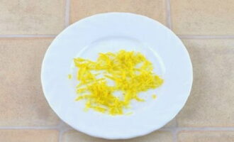 Traieu amb cura la ratlladura d'1/3 de la llimona, amb compte de no tocar les fibres blanques.
