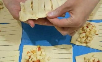 Bedek het fruit met een stuk gesneden deeg en knijp met natte vingers voorzichtig de randen samen.