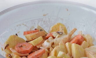 Meng de gesneden groenten goed met de saus en laat 15 minuten staan. Meng de gesneden groenten goed met de saus en laat 15 minuten staan.