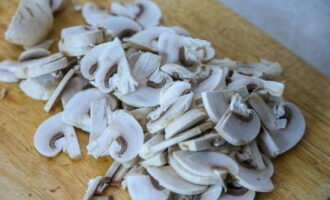 Snij de gewassen champignons in kleinere stukjes.