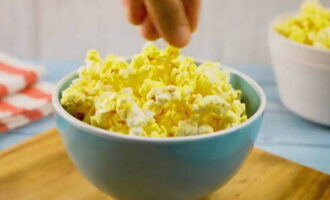 Bestrooi de gekookte popcorn met zout, suiker, kruiden of kaas en serveer. Eet smakelijk!