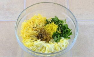 En un bol fond, barregeu els ingredients: herbes, formatge, ous, mostassa, ratlladura, sal i pebre, i també afegiu el suc de llimona dels cítrics restants.