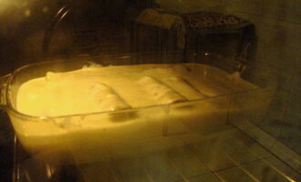 Preîncălziți cuptorul la 180°C și puneți tava cu cannelloni în el timp de 30 de minute. Preîncălziți cuptorul la 180°C și puneți tava cu cannelloni în el timp de 30 de minute.
