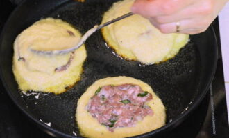 Acoperiți componenta de carne cu o cantitate mică de cartofi tocați. Acoperiți componenta de carne cu o cantitate mică de cartofi tocați.