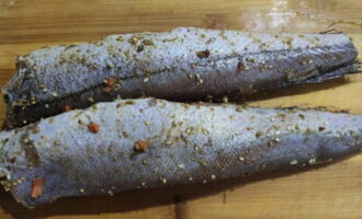 Vi gnuggar försiktigt de urrensade kummelkropparna med salt och fiskkrydda.