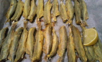 Strö genast över den färdiga fisken med citronsaft.