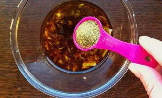 Per obtenir una aroma més rica, afegiu herbes aromàtiques a la salsa.