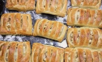Zet de broodjes 25 minuten in de oven op 180 graden. Laat de roze bakwaren iets afkoelen op kamertemperatuur en bestrooi ze met poedersuiker.