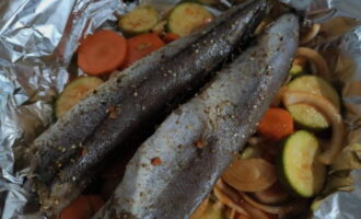 Lägg fisken på en bädd av grönsaker.