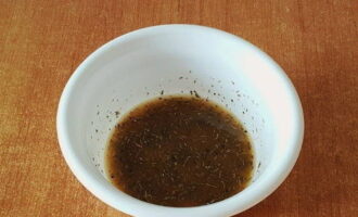 Voeg olijfolie toe aan het tomatensap en voeg aromatische kruiden toe, roer en de dressing is klaar.