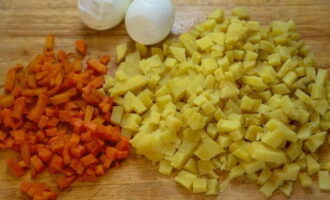 Snijd op dit moment de aardappelen en wortels in blokjes. Hetzelfde doen we met eieren, die we van tevoren koken.