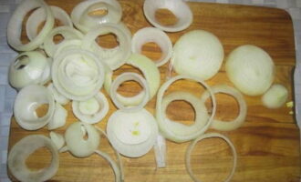 Đặt một chiếc chảo sâu lòng để làm nóng, đổ dầu thực vật vào cao hơn đáy 3–5 cm.Cắt hành tây đã gọt vỏ thành từng khoanh tròn dày ít nhất 5 mm. Sau đó tách hành tây thành từng khoanh riêng lẻ. Loại bỏ các đế của bóng đèn.