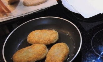 Se încălzește ulei vegetal într-o tigaie. Prăjiți clătitele de cartofi în ea până se rumenesc pe ambele părți, mai întâi la foc mare, apoi aduceți până când sunt complet fierte la foc mic și acoperite.