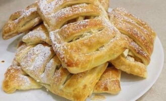 Geurige en heerlijk zachte bladerdeegjes, door ons zelf bereid, serveren wij op tafel in combinatie met een kopje thee of koffie. Eet smakelijk!