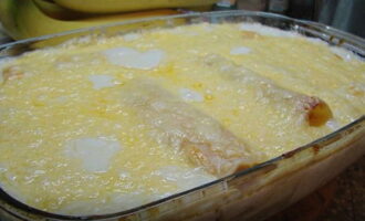 Serviți cannelloni copți cu sos Bechamel cu carne tocată la masă fără a-i așeza pe farfurii porționate.Poftă bună! Serviți cannelloni copți cu sos Bechamel cu carne tocată la masă fără a-i așeza pe farfurii porționate. Poftă bună!