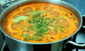Începem să combinăm componentele într-un bol cu bulion și cereale, adăugăm următoarele ingrediente: suc de roșii, usturoi tocat, ceapă călită, ierburi, ardei iute, busuioc, sos, nuci zdrobite, sare și toate celelalte condimente. Fierbeți supa încă cinci minute și luați de pe foc. Începem să combinăm componentele într-un bol cu bulion și cereale, adăugăm următoarele ingrediente: suc de roșii, usturoi tocat, ceapă călită, ierburi, ardei iute, busuioc, sos, nuci zdrobite, sare și toate celelalte condimente. Fierbeți supa încă cinci minute și luați de pe foc.