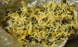 Sa dulo, iwisik ang treat na may gadgad na keso at ilagay ito sa oven para sa isa pang 5 minuto.