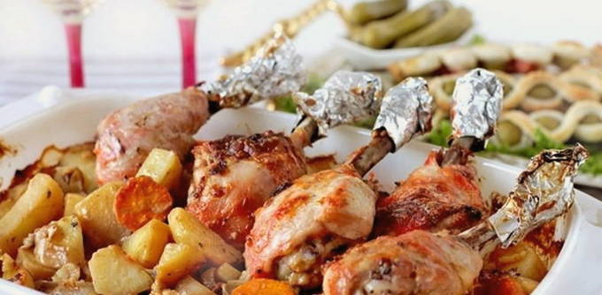Kippenpoten met aardappelen in de oven