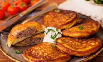 Transferăm clătitele aurii de cartofi cu carne în farfurii, turnăm smântână peste ele și savurăm. Poftă bună! Transferăm clătitele aurii de cartofi cu carne în farfurii, turnăm smântână peste ele și savurăm. Poftă bună!