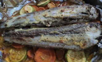 När den angivna tiden har gått, stäng av ugnen och låt fisken stå i ugnen i 15 minuter. Servera rätten i portioner och njut. Smaklig måltid!