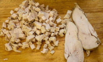 Koel de gebakken filet en snij ook in blokjes.