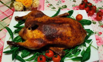 We brengen de in de hoes gebakken eend over naar een grote schaal, decoreren met groenten en serveren op de feesttafel. Eet smakelijk! We brengen de in de hoes gebakken eend over naar een grote schaal, decoreren met groenten en serveren op de feesttafel. Eet smakelijk!