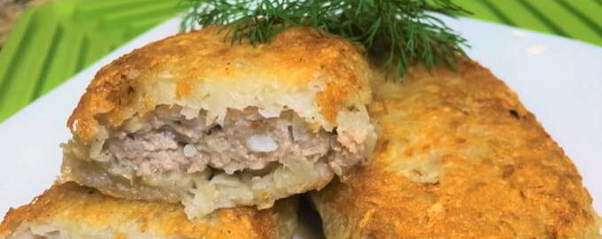 Clatite de cartofi cu carne tocata intr-o tigaie