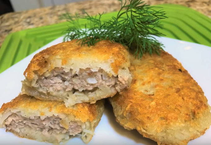 Clatite de cartofi cu carne tocata intr-o tigaie