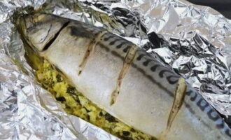 Passat el temps, desemboliqueu la carcassa i transferiu-la a un plat pla.