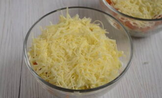 Maal de kaas op een fijne rasp en leg deze in een gelijkmatige laag bovenop de overige ingrediënten. 