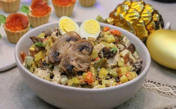 Salade met kipfilet en champignons