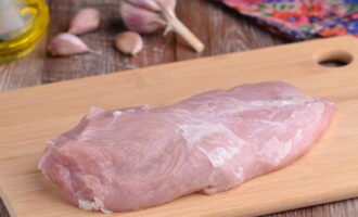 Ang mga rolyo ng baboy na may pagpuno ay napakadaling ihanda sa oven. Sa recipe na ito gagamitin namin ang pork tenderloin upang ihanda ang mga rolyo. Lubusan naming hinuhugasan ito sa lahat ng panig ng tubig na tumatakbo at punasan ito ng mga tuyong tuwalya (papel). 