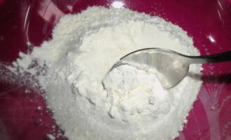 Nó rất dễ dàng để nướng những chiếc bánh mỏng trong nước khoáng có lỗ. Đổ bột mì đã rây vào một thùng chứa sâu, thêm đường cát, muối và trộn đều mọi thứ.