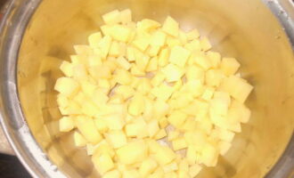 Hoe maak je heerlijke groentesoep met groene erwten? Schil eerst de aardappelen en spoel ze goed af onder stromend water. Snijd het vervolgens in kleine stukjes en doe het in een pan.