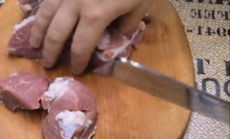 Hoe kook je heerlijke shish kebab in een koekenpan? Was de varkensnek grondig onder stromend water, droog hem op keukenpapier en snijd hem in middelgrote stukken.
