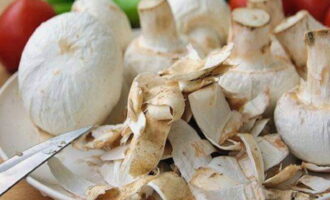 วิธีเตรียมน้ำดองสำหรับเห็ดบนตะแกรง? เราคัดแยกเห็ดสด ก่อนอื่นคุณต้องตัดมีดชั้นบนสุดออกแล้วล้างแชมเปญให้สะอาดแล้วปล่อยให้แห้ง หากเห็ดมีขนาดใหญ่เกินไป แนะนำให้ผ่าครึ่ง